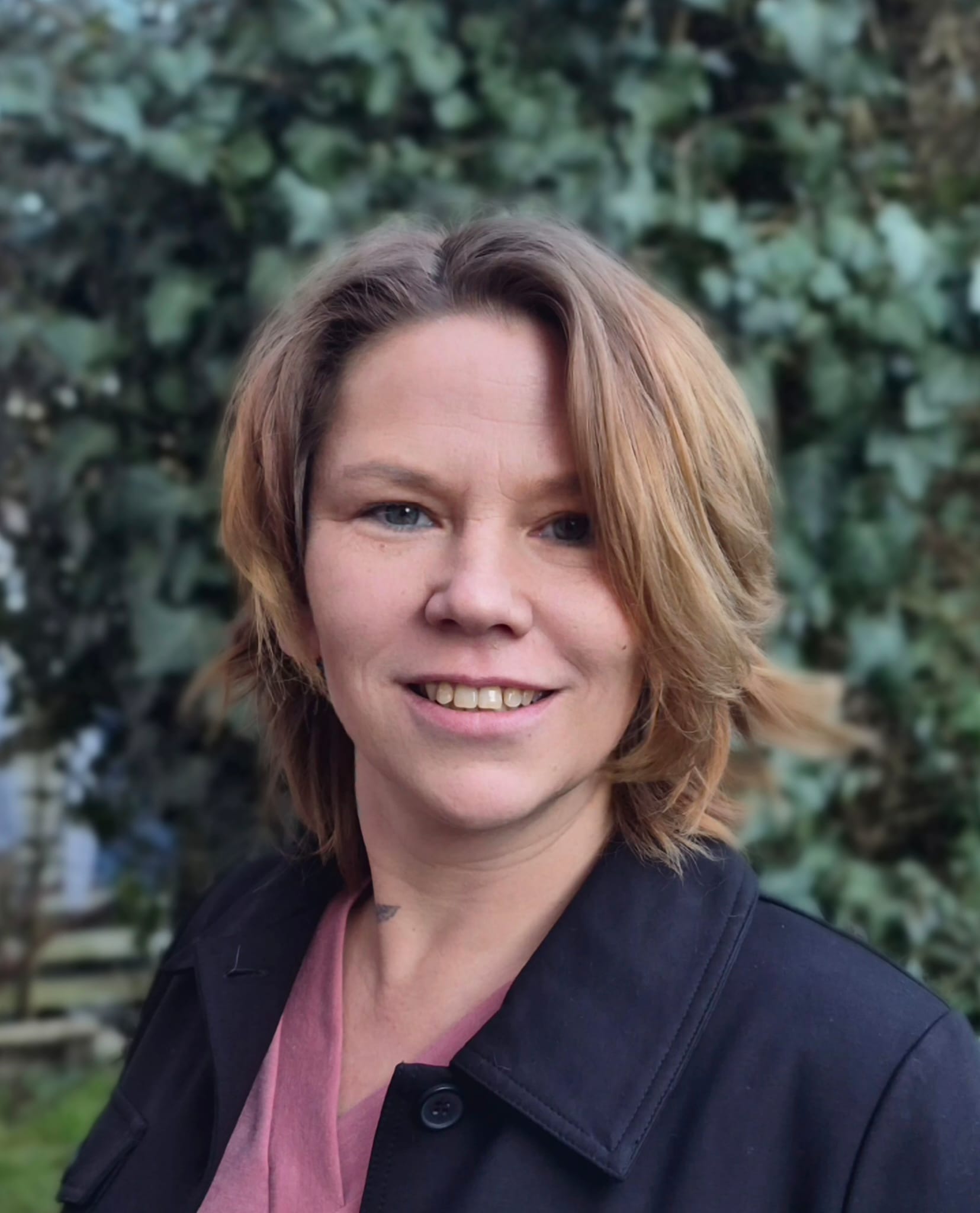 Peggy Lacht in die kamera